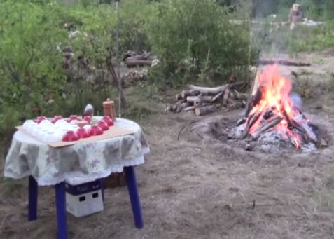 У костра перед чаепитием